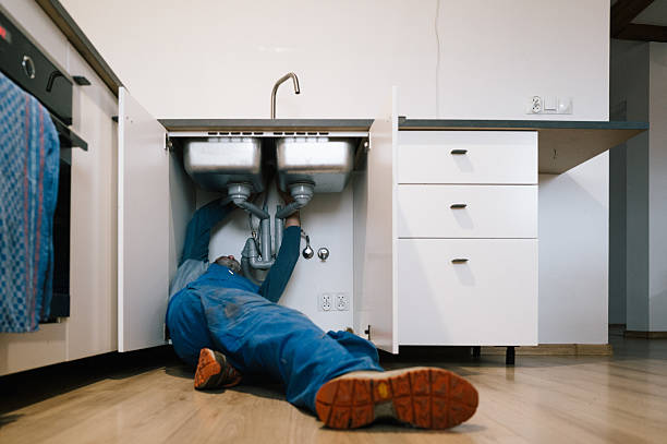 Professional Emergency Plumber technician working in Thornton, WA